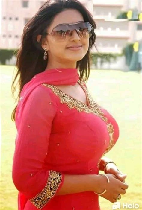 boobs tamil|Cleavage of aunties & desi girls 